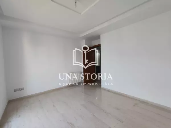 Appartement s+2 vide à L'Aouina
